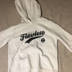 Flawless vit hoodie  - Är Ett S men kan användas som en M om man är kort. Är inte jätte tjock som resten av mina hoodies men är ändå varm.