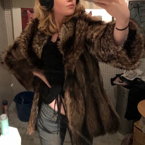 Pälskappa - En jättefin vintage pälskappa supervarm o vacker. Har ett litet hål i armen, men det är under pälsen så det syns verkligen inte. Annars riktigt bra skick! Köpt på vintageaffär för mkt pengar, men den är kemtvättad o otroligt fräsch!