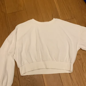 vit sweatshirt  - Vit sweatshirt från BikBok, storlek S.