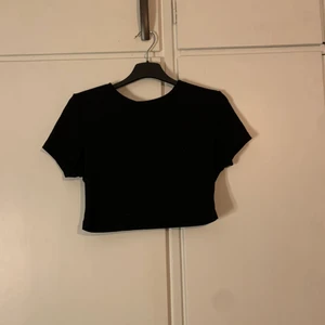shein - en vanlig svart crop top från shein i st S i bra sick men lite noprig under armarna ☺️