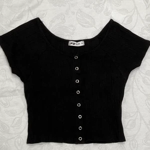 Söt topp - Söt svart topp från New Yorker i storlek S! Den är nästan helt oanvänd så är i mycket bra skick. Hör av dig vid intresse!