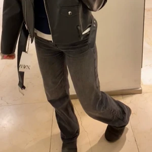Jeans - Ett par grå högmidjade jeans från Zara. De är uppsydda för mig som är 165 cm. De är dock inte avklippta därför går det att sprätta upp de så att de blir lika långa som orginalet igen. Syns på andra bilden!