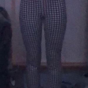 Kostymbyxor  - Kostymbyxor dom är från Gina tricot i xs men är lite större, de är ganska korta om man har långa ben. Jag är ungefär 165 cm med ganska långa ben så de är lite korta och har använt en gång. Leverns betalar den som köper.