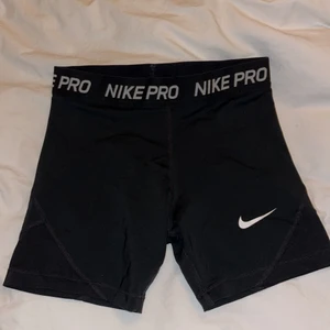 Nike PRO träningsshorts, strl XS - Nike PRO träningsshorts i storlek L i barn, motsvarar XS i damstorlek. Inget slitage på märket eller shortsen. 💖