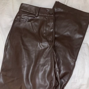 Bruna läderbyxor - Bruna läderbyxor från only. Storlek: XS.  Något korta i modellen och halvt lågmidjade. Använda 1 gång. 