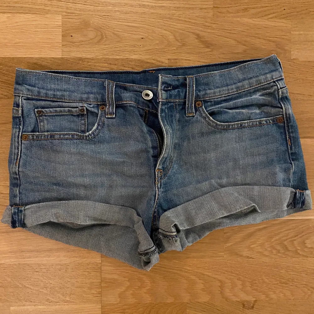 Jättefina jeansshorts från Levis. Storlek 4 som motsvarar Small.. Shorts.