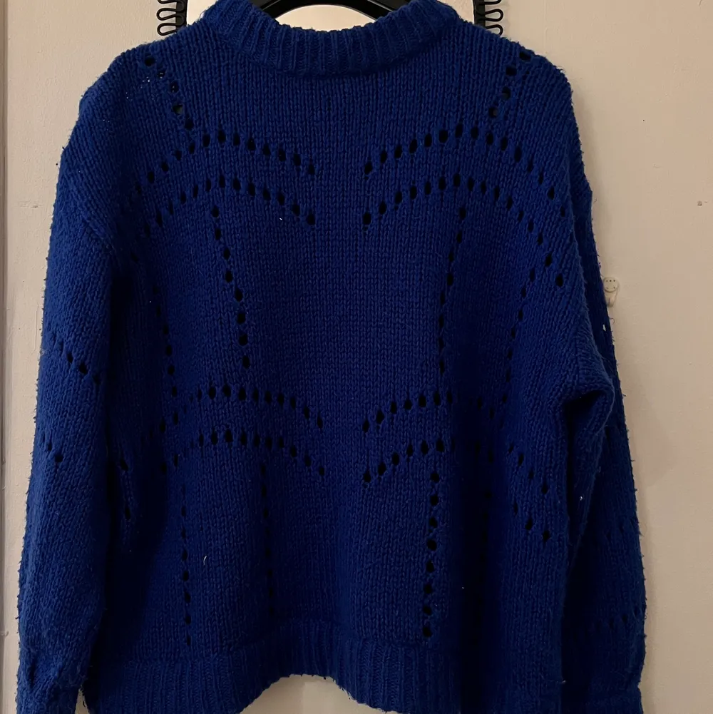 Stickad tröja i fin kornblå färg från Gina tricot. I använt skick, ganska nopprig därav billigt pris. Stl M 💙. Stickat.