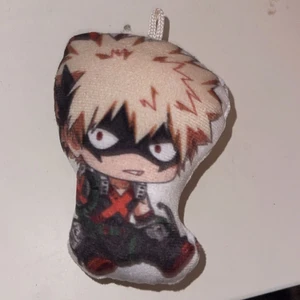 Bakugo..häng skit?? - Säljer min lilla bakugo keychain? Jag bara spikade fast hobom på min vägg men man kan göra vad man vill! Köpte typ för 120kr 
