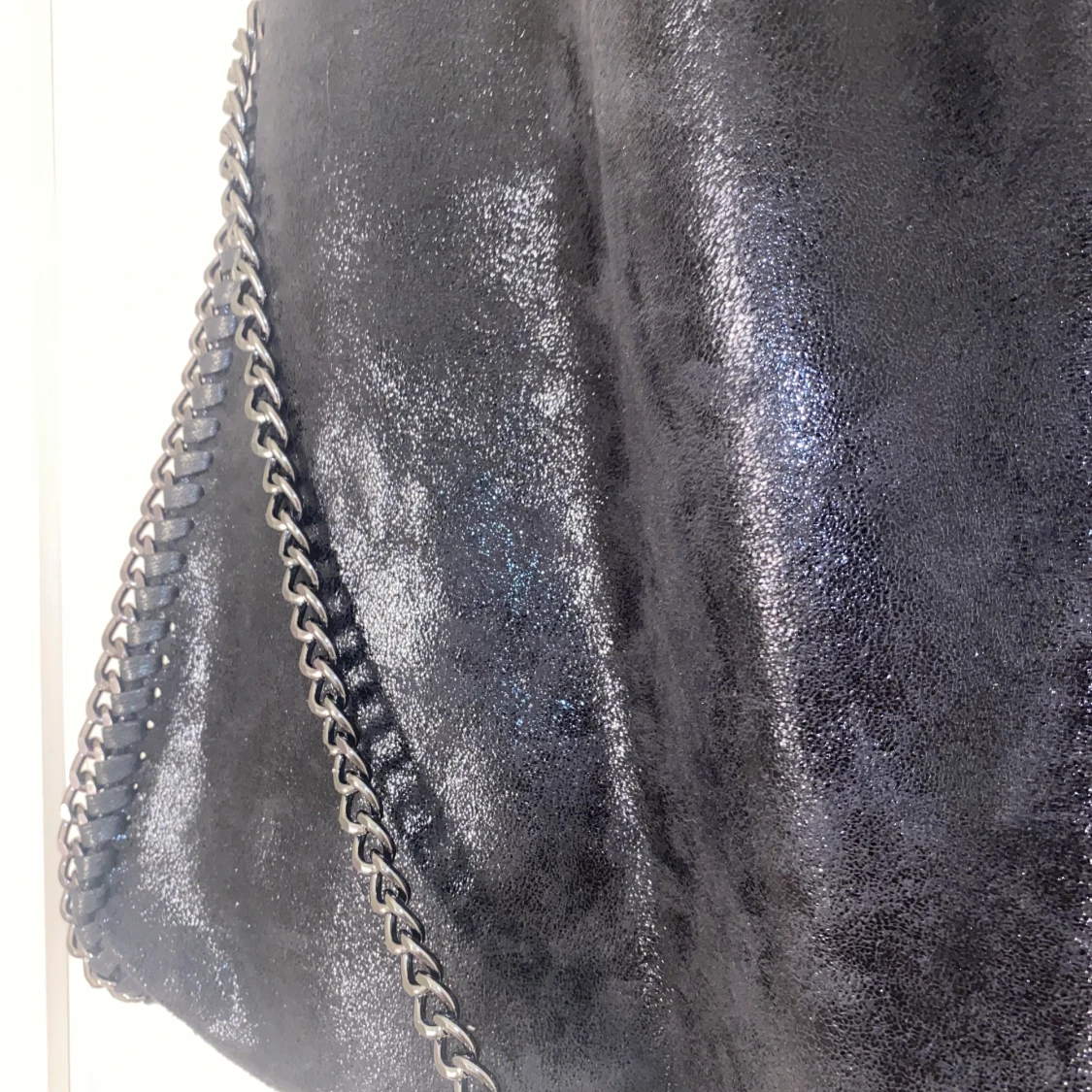 Axel väska svart med kedja  - 90