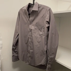 Grå skjorta - Riktigt nice grå skjorta som sitter perfekt! Tyvärr har jag växt ur den så behöver bli av med den😭
