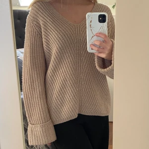 Stickad tröja - Beige stickad tröja från Gina tricot med urringning 🧡 