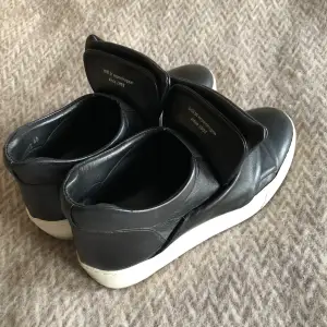 funderar på att sälja mina älskade Billy Bi skor köpta i Köpenhamn, dem är jätte fint skick och är i storlek 39/40! nypris runt 1500 men mitt pris är 800💓  frakt tillkommer 