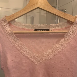 Linne - Rosa spets linne jag sytt om själv! Har en fläck som man ser lite på andra bilden, men tvättar innan försäljning så den kanske går bort. Gå till min profil för att se bild på💗💗