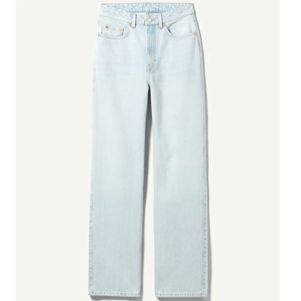 Säljer dessa ljusblåa jeans från Weekday i modellen ”Rowe”. De är superfina och inga märken på använda, köpte de för några veckor sedan. Men har bara använt de 3 gånger. Kontakta mig privat för fler bilder eller frågor! 🤍. Jeans & Byxor.