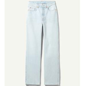 Säljer dessa ljusblåa jeans från Weekday i modellen ”Rowe”. De är superfina och inga märken på använda, köpte de för några veckor sedan. Men har bara använt de 3 gånger. Kontakta mig privat för fler bilder eller frågor! 🤍
