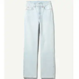 Säljer dessa ljusblåa jeans från Weekday i modellen ”Rowe”. De är superfina och inga märken på använda, köpte de för några veckor sedan. Men har bara använt de 3 gånger. Kontakta mig privat för fler bilder eller frågor! 🤍