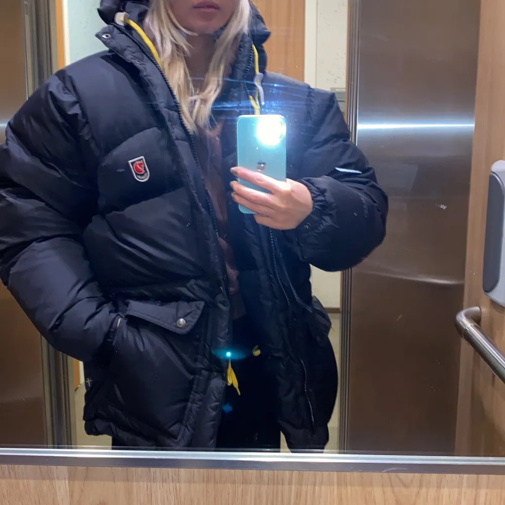 Svart fjällräven Expedition down jacket i stl S män, är mer som en M-L i damstorlek. Helt ny ej använd då den blev förstor för mig, köpt på intersport. Påse/dustbag att förvara jackan i ingår. Nypris: 7 995 kr. Jackor.