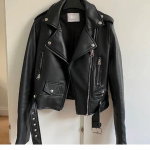 Bershka skinnjacka  - En skitsnygg skinnjacka från Bershka i strl XS. Den är tyvär för liten för mig nu så tänkte sälja den💗 inga defekter och känns som ny (lånad bild)