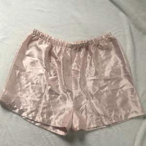Pyjamas shorts i rosa satin💕 bra skick, aldrig använda! Står ingen storlek, men skulle säga passar L/XL