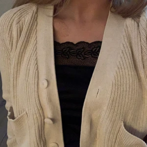 Vit stickad kofta - Vit stickad kofta från boomerang i bra skick🤗storlek M!