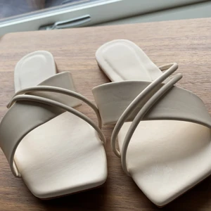 Sommarskor - Jättefina beiga sommarskor. Använda en gång. Fint skick och väldigt bekväma. 