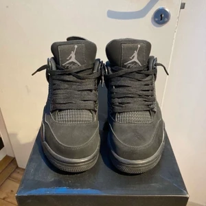 Jordan 4 black cats  - Jag har aldrigt använt skorna, bara när jag testat dem. Skorna är UA. Ser ut exakt som riktiga, är sköna också. Köparen står för frakten 