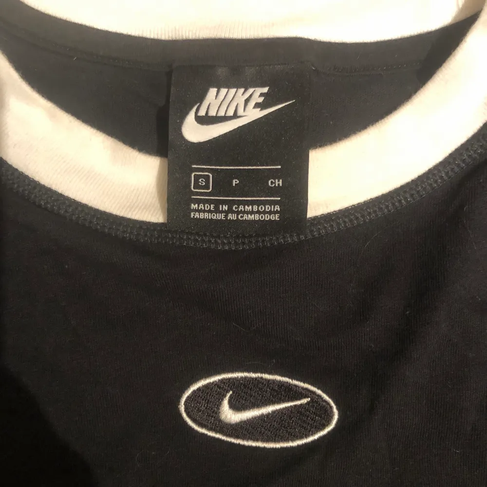 Svart magtröja med vita detaljer från Nike. Säljer för jag inte använder den.. T-shirts.