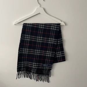 Vintage Burberry Scarf - Vintage Burberry scarfs, fint skick och självklart äkta! Nypris i butik ligger på cirka 4000kr.