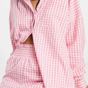 Rosa-vit skjorta ASOS - En superfin skjorta från ASOS som är ljusrosa och vit. Passar perfekt till en söt outfit eller som en pyjamas skjorta! Jag beställde 2st i olika storlekar men glömde sedan att skicka tillbaks denna som inte passade mig, därför säljs den vidare här! Nypris 209kr, säljs för 140kr