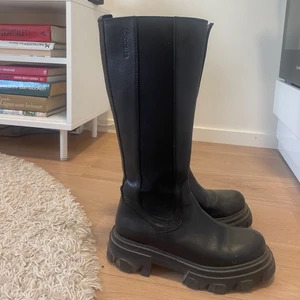 K. Cobler stövlar - Säljer dessa väldigt coola och trendiga stövlar. Använda ett fåtal gånger men i gott skick. Nypris 1800. Öppen för att diskutera pris! 