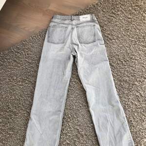 Ett par fina ljusgrå jeans från Zara. De är i ett super bra skick och väldigt sköna, sitter fint. De är högmidjade och ganska långa skulle jag säga. Köparen står för frakt! 