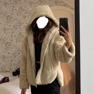 Jacka från Zara - Denna fina jackan från Zara i Fuskpäls liknande material, endast använd ett fåtal gånger❤️ Köpare står för frakt