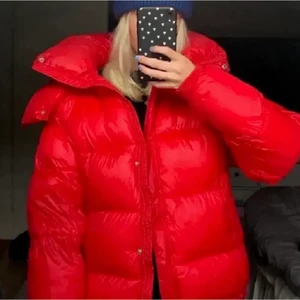 Bikbok jacka - INTRESSEKOLL på min röda jacka från bikbok. Storlek xs men passar s.