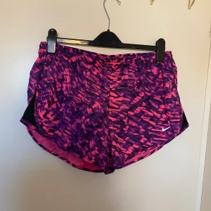Nike shorts - Fina, knappt använda sportshorts från Nike, de har en liten ficka på baksidan perfekt för nycklar och telefon.
