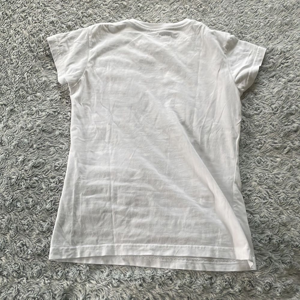 En super fin hard rock café t-shirt som jag har köpt här på Plick, men kommer tyvärr inte till användning. Super bra skick. Fåtal diamanter har trillat av.. T-shirts.