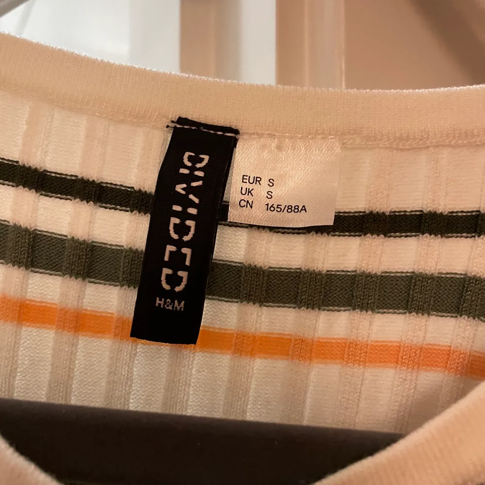 Bought this top this year, it’s very cute and has orange black and green stripes. Fits very well as a small. It’s in practically new condition. . Toppar.