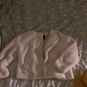 Fuskpäls från ZARA - Beige fuskpäls från ZARA i väldigt gott skick, Använd ett fåtal gånger.