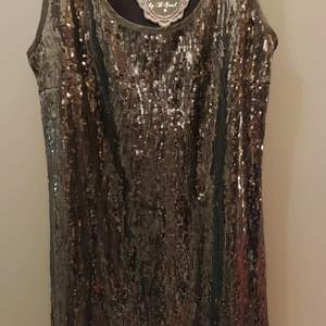 Brand new long vest / tunic. Never worn, with tags in place. Clean, no defects.  Black dense sequins on the entire front. Black plain fabric on the back.  Very elastic and light.   Fabric: no fabric tag available, but it's a viscose blend.   Size: M (standard).