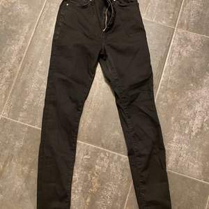 Ett par svarta skinny jeans. Byxorna är sparsamt använda! De kommer från BikBok och är i modellen JP PEACHY high 99. Är i storlek M. Köparen står för eventuell frakt ☺️