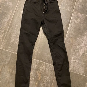 Svarta skinny jeans - Ett par svarta skinny jeans. Byxorna är sparsamt använda! De kommer från BikBok och är i modellen JP PEACHY high 99. Är i storlek M. Köparen står för eventuell frakt ☺️