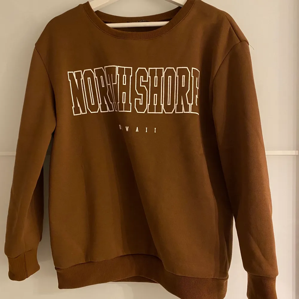 En brun sweatshirt med tryck fram från Shein! Super fin och mysig! Tröjan är i storlek M men passar båda större och mindre! Köparen står för eventuell frakt ☺️. Tröjor & Koftor.