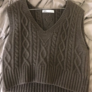 Mörk grå väst - Väst i super skick, endast använd några få gånger. Jätte mjuk och gosig. Säljer eftersom den inte kommer till användning💕 den är i medium men passar mig som är small. 