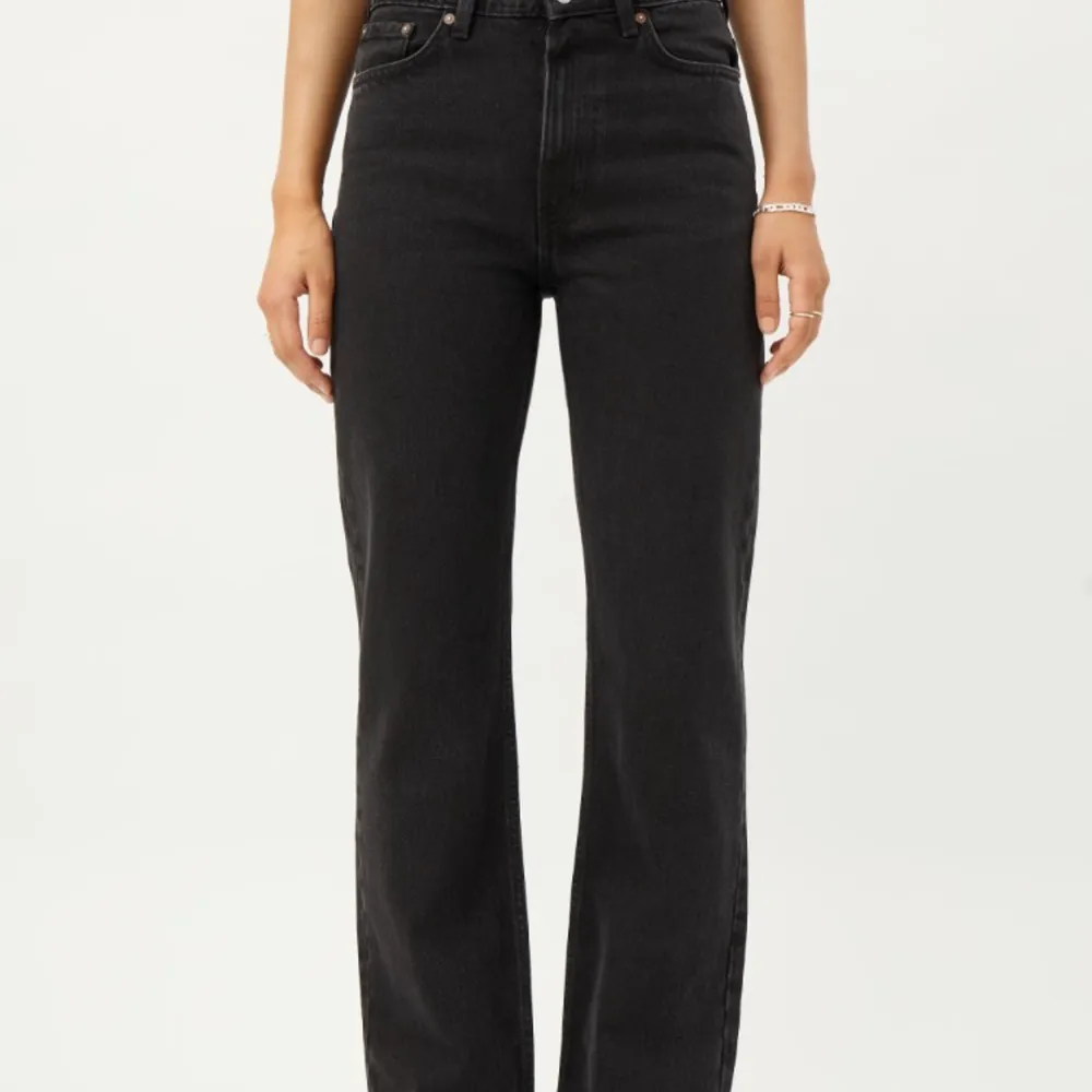 Svarta Weekday Voyage jeans,  i storlek 26/32. Säljer dem pga för små för mig. Har därför ingen bild på hur de sitter på. 250kr inkl frakt.. Jeans & Byxor.