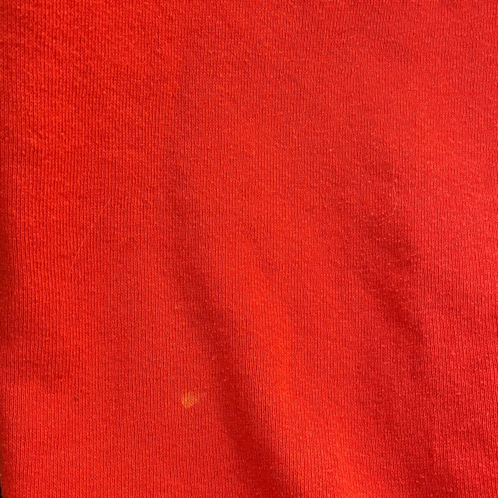 Vintage sweatshirt köpt second hand❤️‍🔥❤️‍🔥 finns ett litet hål på höger arm, en liten gul fläck på ryggen. Fanns när jag köpte den och inget alls som märks! . Tröjor & Koftor.
