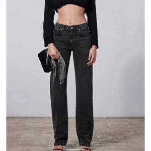 Mid Rise zara jeans  - Säljer nu mina jätte populära zara jeans som jag precis fick hem (så helt nya bara testad och inga effekter även med lappar på) men tyvärr va dem för små i midjan:( passar perfekt i längden dock på mig som är 163💗 