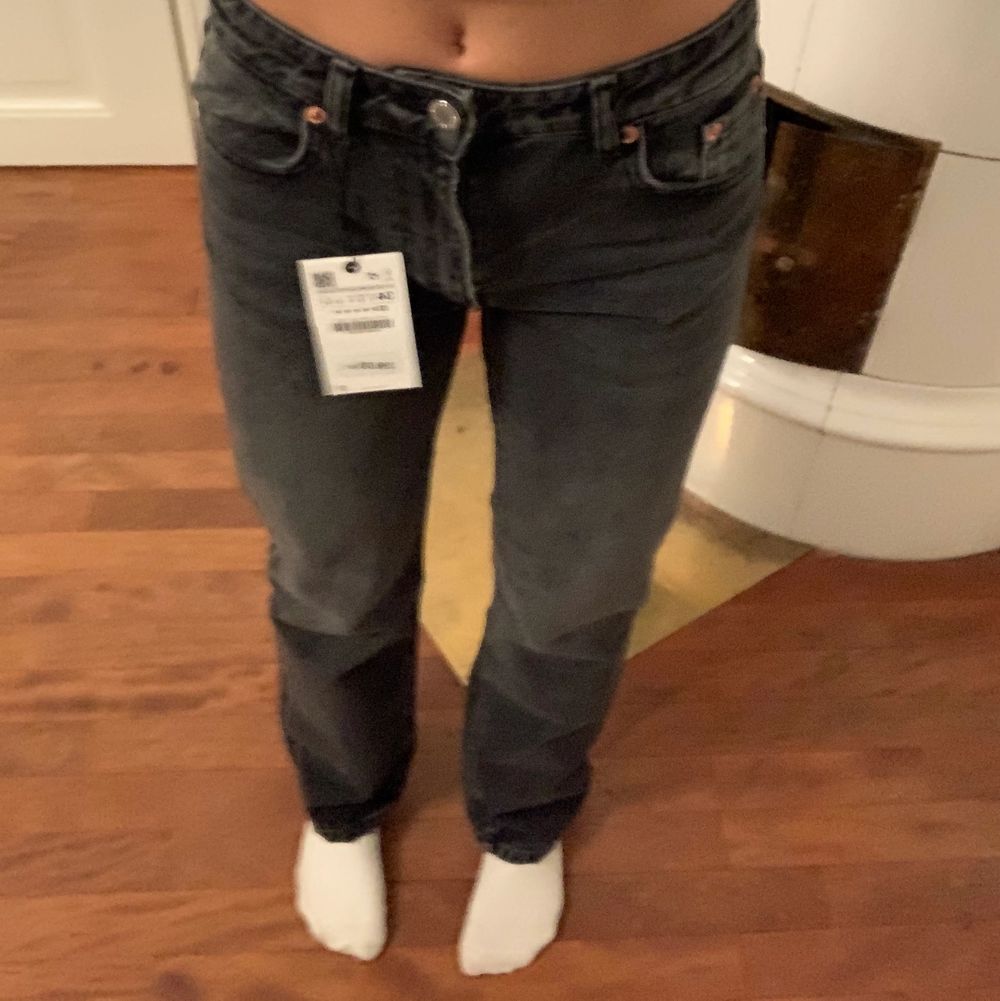 Grå midwaist straight jeans i stl 34. Säljer för att dom va lite för små för mig, privat för flera bilder💕köpta för 399 och helt oanvända. Går bra att buda på annonsen eller komma överens om ett direktköp. Är ungefär 170cm lång. ☺️. Jeans & Byxor.