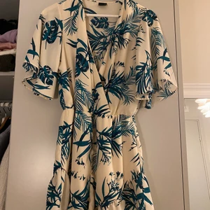 Jumpsuit Ginatricot - Vit/beige jumpsuit med ljusblå mönster. Storlek 34 från ginatricot! Fint skick 