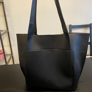 Zara väska  - Väska från Zara, som en shoppingbag. Väskan är använd men i bra skick. Inga skador eller fläckar. 