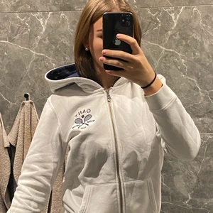 Gant Hoodie  - En superfin och skön Ganthoodie!☁️🤍⚓️ Kontakta mig vid frågor eller intresse🪐