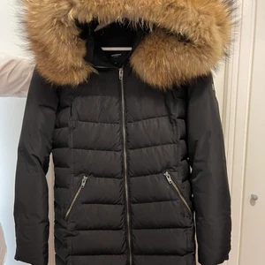 ROCKANDBLUE ny modell - Hej, nu är det dags att bli av med min fina vinterjacka eftersom att jag har köpt en ny. Köpte jackan för lite mindre än 2 år sedan. Den är i ganska bra skick. Jag köpte den för 4500 i Kajs butiken. Storlek 42 M/L